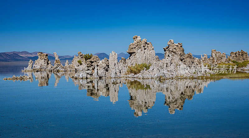 莫诺湖(Mono Lake)边缘的凝灰岩塔;莫诺湖Tufa州立保护区;莫诺盆地国家风景区;Mono盆地;莫诺盆地国家森林风景区。碳酸钙的石灰石塔。莫诺湖凝灰岩。